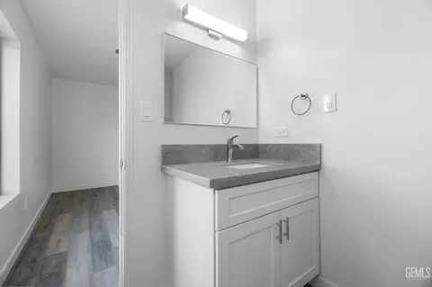 Bath - 22300 Elm Ct, Tehachapi, CA 93561 photo 4 of 5
