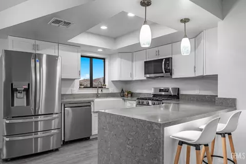 Kitchen - 22300 Elm Ct, Tehachapi, CA 93561 photo 3 of 4