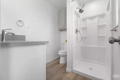 Bath - 22300 Elm Ct, Tehachapi, CA 93561 photo 5 of 5