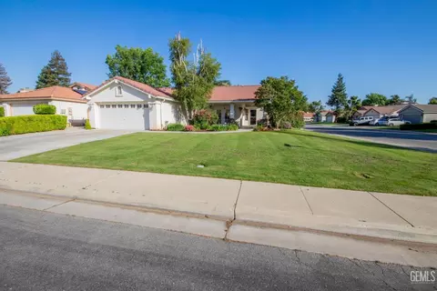 8915 Cumberland Ct, Bakersfield, CA 93312
