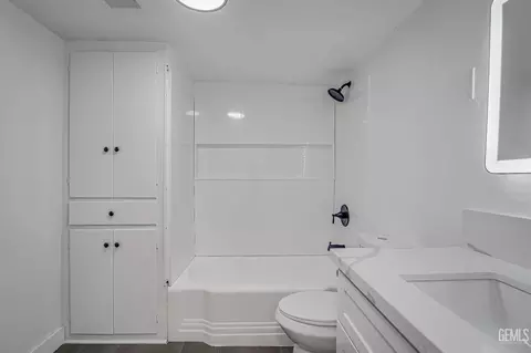 Bath - 710 Fillmore St, Taft, CA 93268 photo 3 of 3