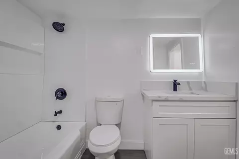 Bath - 710 Fillmore St, Taft, CA 93268 photo 2 of 3