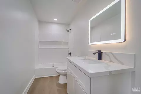 Bath - 710 Fillmore St, Taft, CA 93268 photo 1 of 3