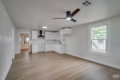 Living - 710 Fillmore St, Taft, CA 93268 photo 2 of 3