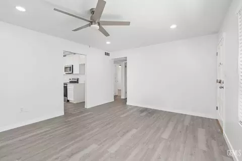 Living - 914 4th St, Taft, CA 93268 photo 3 of 3