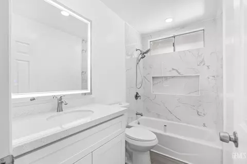 Bath - 914 4th St, Taft, CA 93268 photo 1 of 1