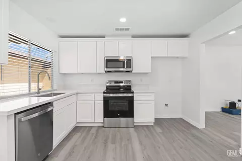 Kitchen - 914 4th St, Taft, CA 93268 photo 2 of 2
