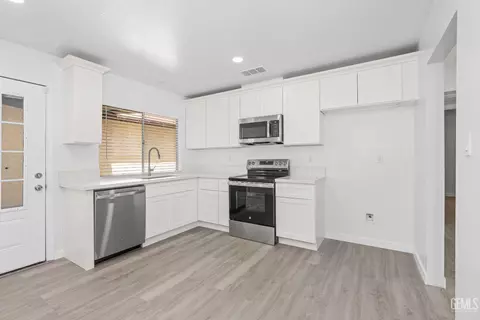 Kitchen - 914 4th St, Taft, CA 93268 photo 1 of 2