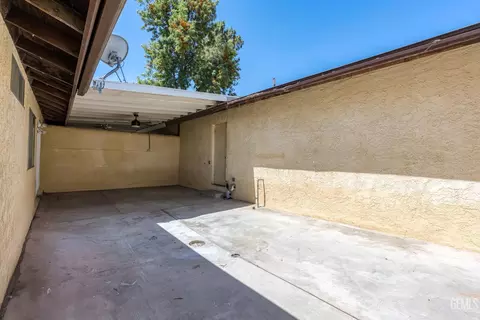 Exterior - 914 4th St, Taft, CA 93268 photo 5 of 7