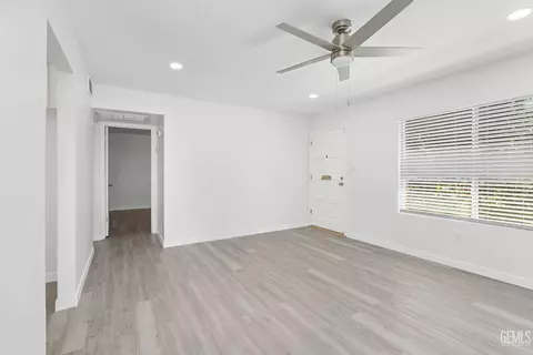 Living - 914 4th St, Taft, CA 93268 photo 2 of 3