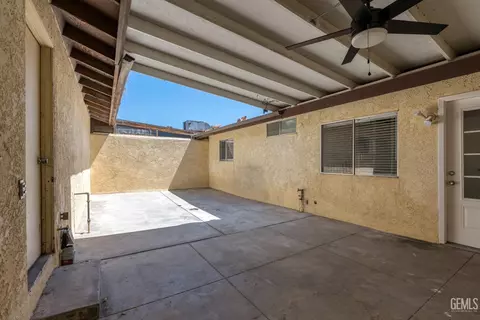 Exterior - 914 4th St, Taft, CA 93268 photo 3 of 7