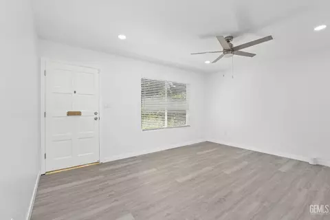 Living - 914 4th St, Taft, CA 93268 photo 1 of 3