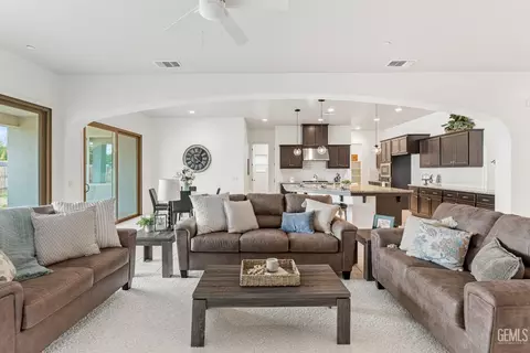 8922 Costa Blanca Dr, Bakersfield, CA 93314