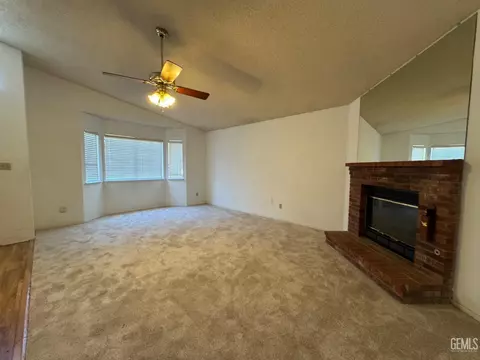 7817 Rushing River Ct, Bakersfield, CA 93313