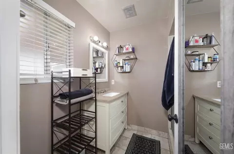 Bath - 3849 Moss St, Bakersfield, CA 93312 photo 2 of 2