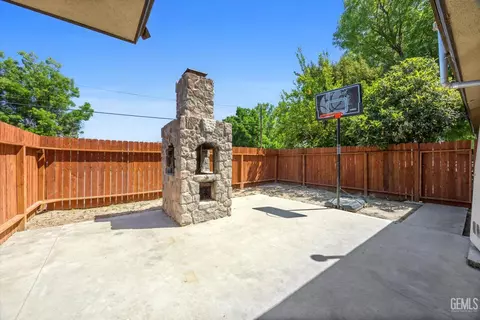Exterior - 295 Walnut St, Shafter, CA 93263 photo 3 of 5