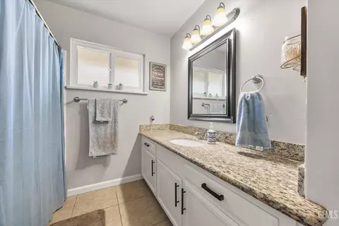 Bath - 295 Walnut St, Shafter, CA 93263 photo 2 of 2