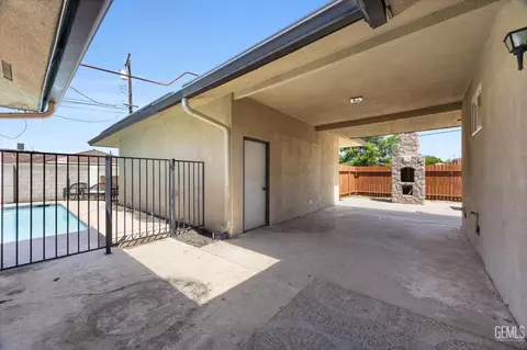 Exterior - 295 Walnut St, Shafter, CA 93263 photo 4 of 5