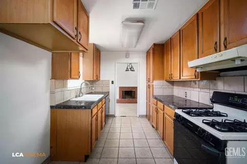 Entry Way - 348 Wetherley Dr, Bakersfield, CA 93309 photo 1 of 2