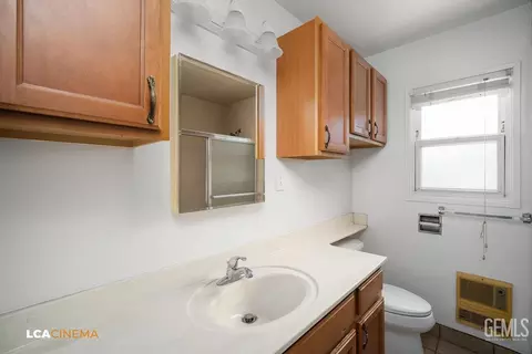 Bath - 348 Wetherley Dr, Bakersfield, CA 93309 photo 1 of 2