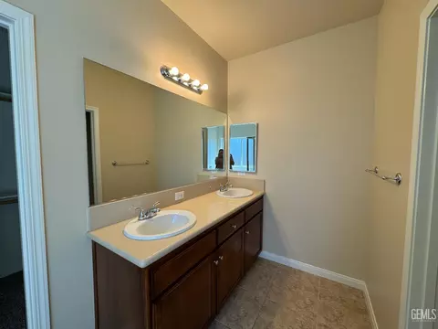 Bath - 3317 Amazon Dr, Bakersfield, CA 93313 photo 3 of 3