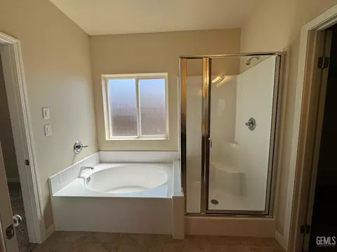 Bath - 3317 Amazon Dr, Bakersfield, CA 93313 photo 1 of 3
