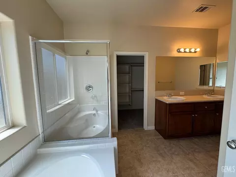 Bath - 3317 Amazon Dr, Bakersfield, CA 93313 photo 2 of 3