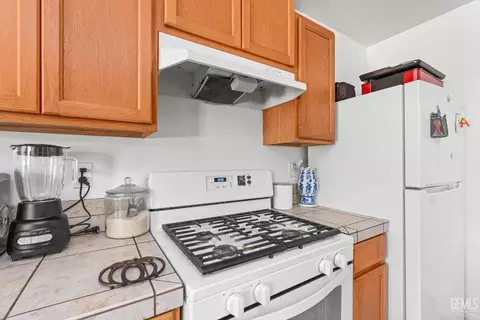 Kitchen - 9148 Eucalyptus Dr, Bakersfield, CA 93306 photo 4 of 5
