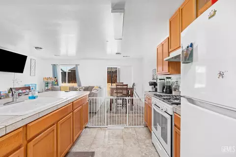 Kitchen - 9148 Eucalyptus Dr, Bakersfield, CA 93306 photo 5 of 5