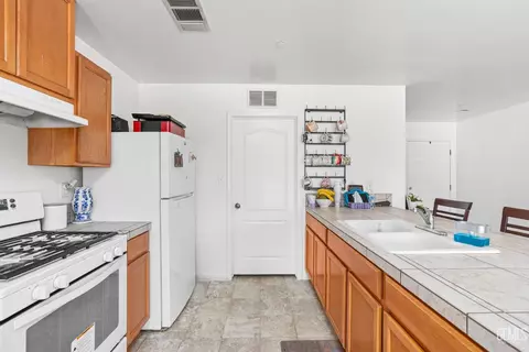 Kitchen - 9148 Eucalyptus Dr, Bakersfield, CA 93306 photo 3 of 5