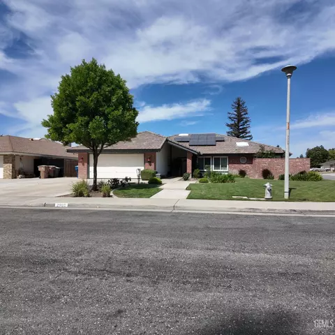 2901 Still Glen St, Bakersfield, CA 93311