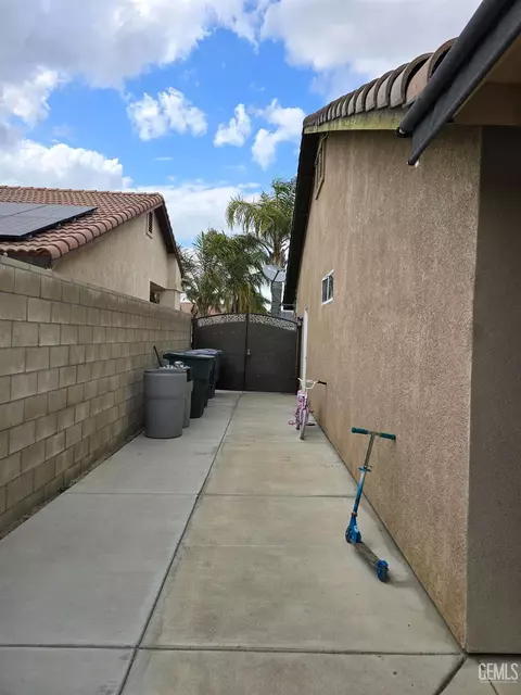 Exterior - 1105 Statkowski Ct, Bakersfield, CA 93307 photo 4 of 6