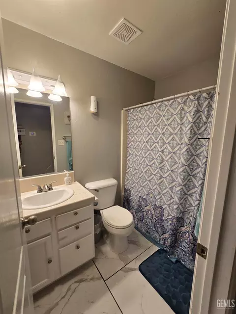 Bath - 1105 Statkowski Ct, Bakersfield, CA 93307 photo 1 of 1