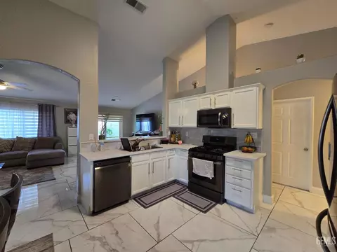 Kitchen - 1105 Statkowski Ct, Bakersfield, CA 93307 photo 1 of 2