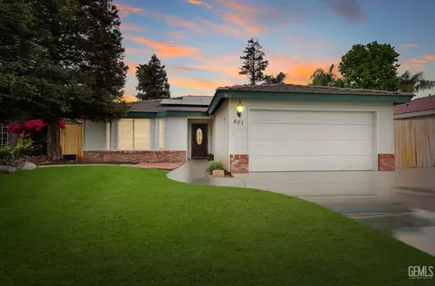 801 Crown Pointe Dr, Bakersfield, CA 93312