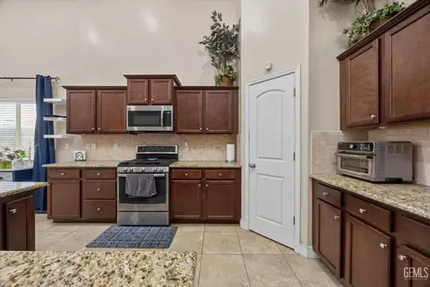 Kitchen - 6315 Cape Cod Ave, Bakersfield, CA 93313 photo 2 of 2