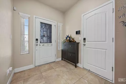 Entry Way - 6315 Cape Cod Ave, Bakersfield, CA 93313 photo 2 of 6
