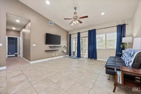 Entry Way - 6315 Cape Cod Ave, Bakersfield, CA 93313 photo 4 of 6