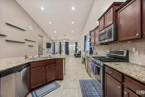Entry Way - 6315 Cape Cod Ave, Bakersfield, CA 93313 photo 5 of 6