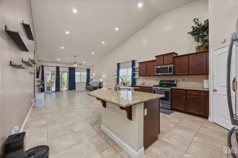 Entry Way - 6315 Cape Cod Ave, Bakersfield, CA 93313 photo 3 of 6