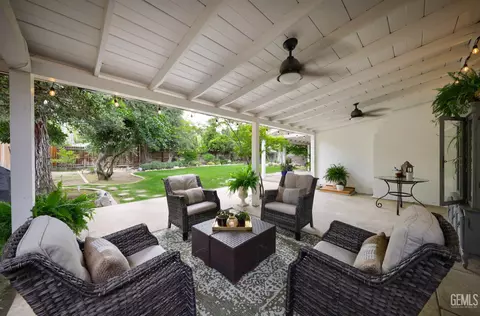 Exterior - 2527 Pine St, Bakersfield, CA 93301 photo 5 of 14
