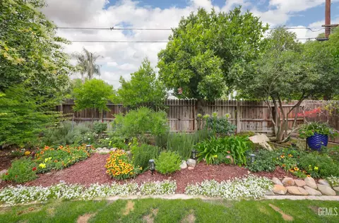 Exterior - 2527 Pine St, Bakersfield, CA 93301 photo 12 of 14