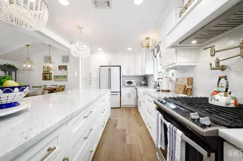 Kitchen - 2527 Pine St, Bakersfield, CA 93301 photo 6 of 9