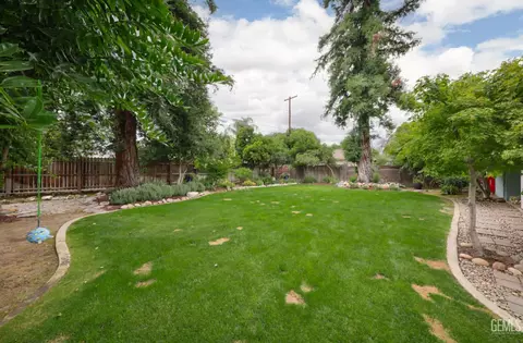 Exterior - 2527 Pine St, Bakersfield, CA 93301 photo 13 of 14