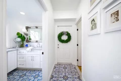Entry Way - 2527 Pine St, Bakersfield, CA 93301 photo 2 of 2
