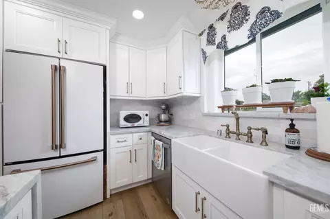 Kitchen - 2527 Pine St, Bakersfield, CA 93301 photo 5 of 9