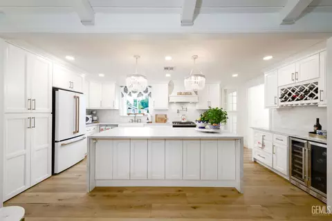 Kitchen - 2527 Pine St, Bakersfield, CA 93301 photo 8 of 9