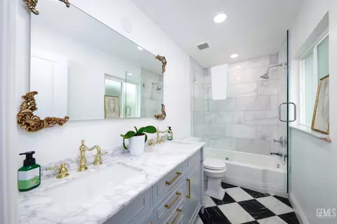 Bath - 2527 Pine St, Bakersfield, CA 93301 photo 3 of 4