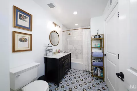 Bath - 2527 Pine St, Bakersfield, CA 93301 photo 4 of 4