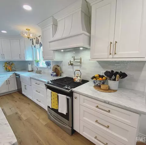 Kitchen - 2527 Pine St, Bakersfield, CA 93301 photo 3 of 9